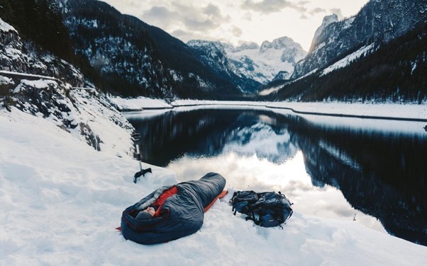 Spát na sněhu? Proč ne s tím správným příslušenstvím. Spánek ve spacáku na sněhu